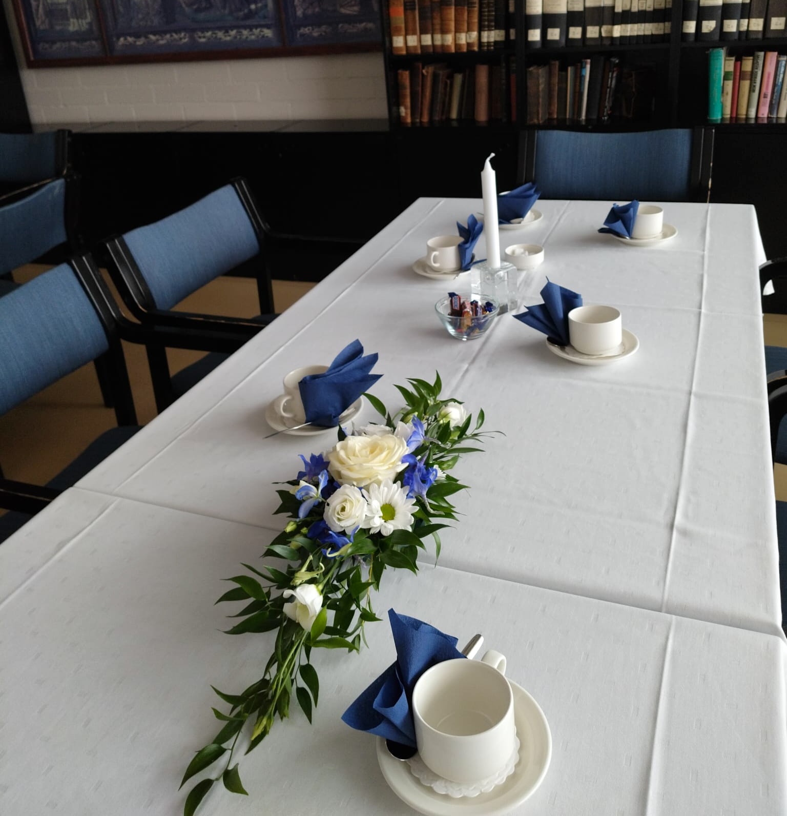 83. Muistotilaisuuden pöytäasetelma